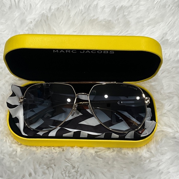 Marc Jacobs Black Aviator Sunglasses with Yellow Case - Picture 1 of 8